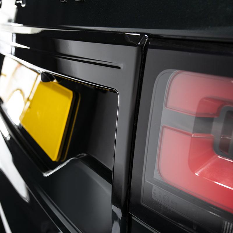 Discovery 5 Central Number Plate Kit (2017-2020)