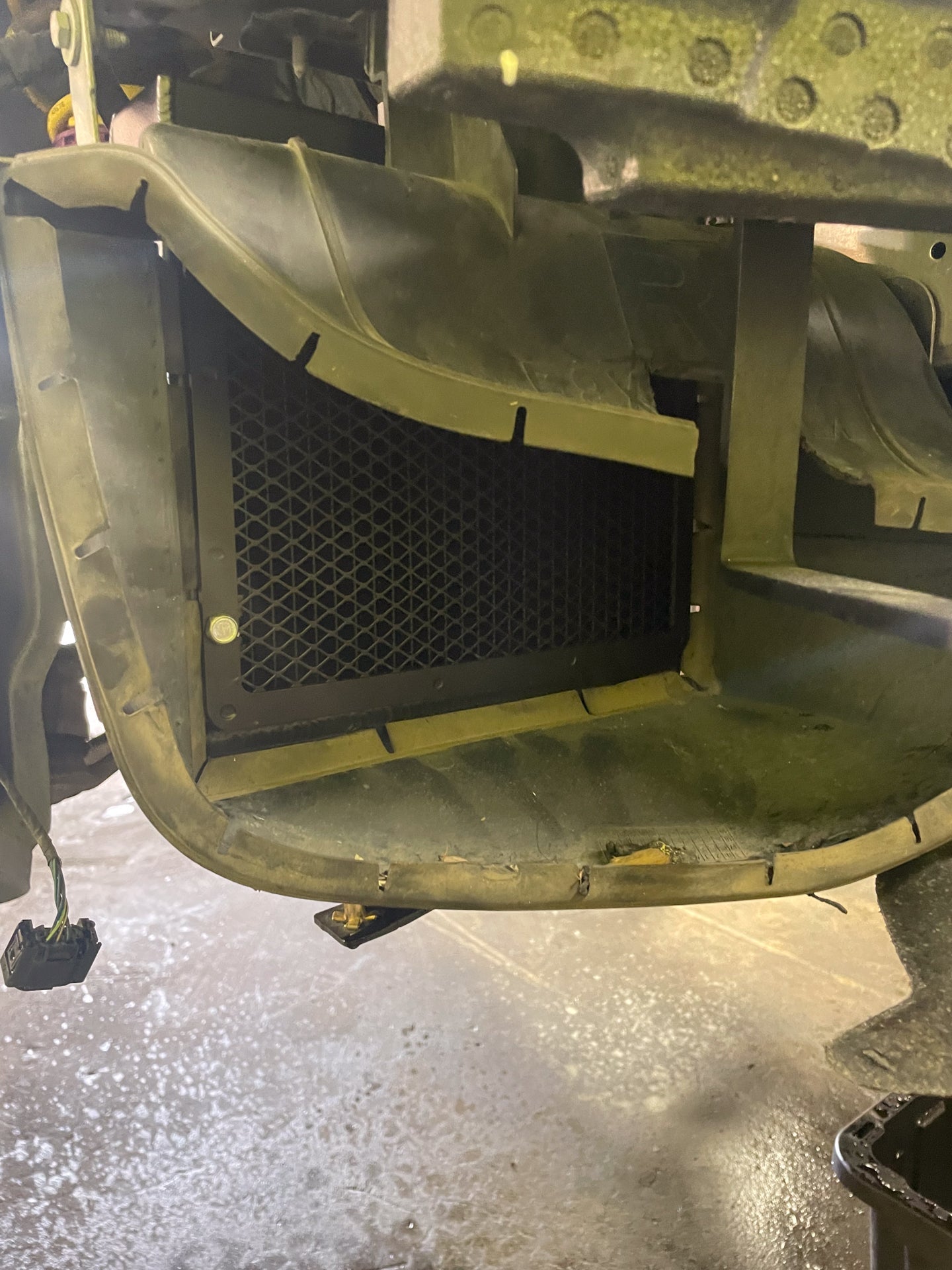 BMW F8X M3/M4/M2C Auxiliary Radiator w/ Rock Guard