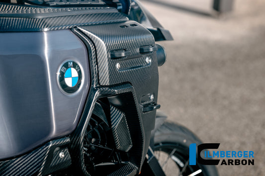 Rechter Kühlerdeckel mit Löchern für den Gepäckhalter Carbon matt R 1300 GS Adventure