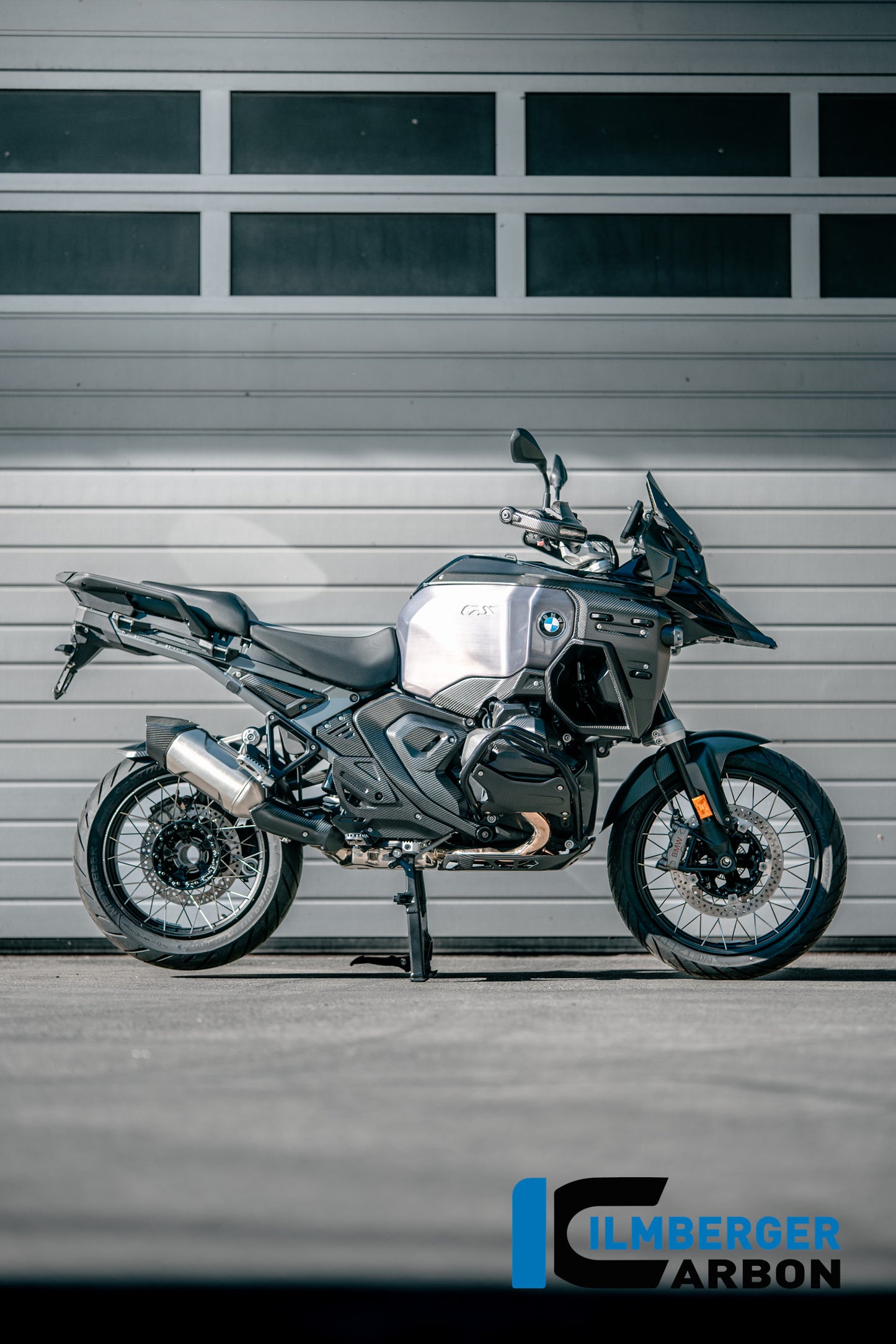 Rechter Kühlerdeckel mit Löchern für den Gepäckhalter Carbon matt R 1300 GS Adventure