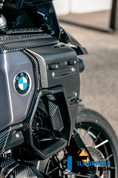 Rechter Kühlerdeckel mit Löchern für den Gepäckhalter Carbon matt R 1300 GS Adventure